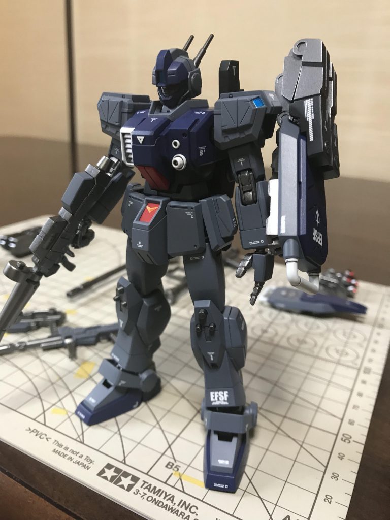 武装をガンダムベースで販売しております武器セット？の物に換装、それとハンガラークにしたものになります。