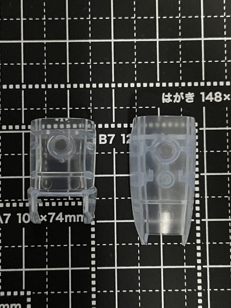 ガンダムベースなどで売っているクリアカラーキットは、透明クリアーを吹くとより透明度が増します。右：元パーツ、左：透明クリアー吹き付け後。