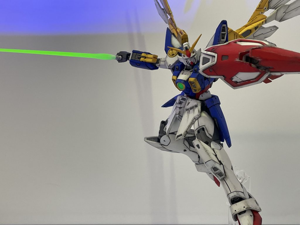 シールドからのビームサーベル抜刀。