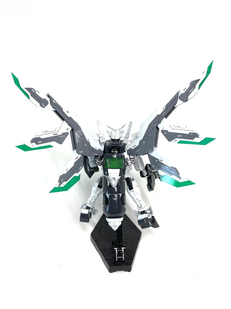 背面。GNドライブを三基搭載していて3乗の粒子を生成する設定です。このバックパックは0ガンダムの胴体とGNドライブとハイゴックのフェアリングユニットを改造して作っています。