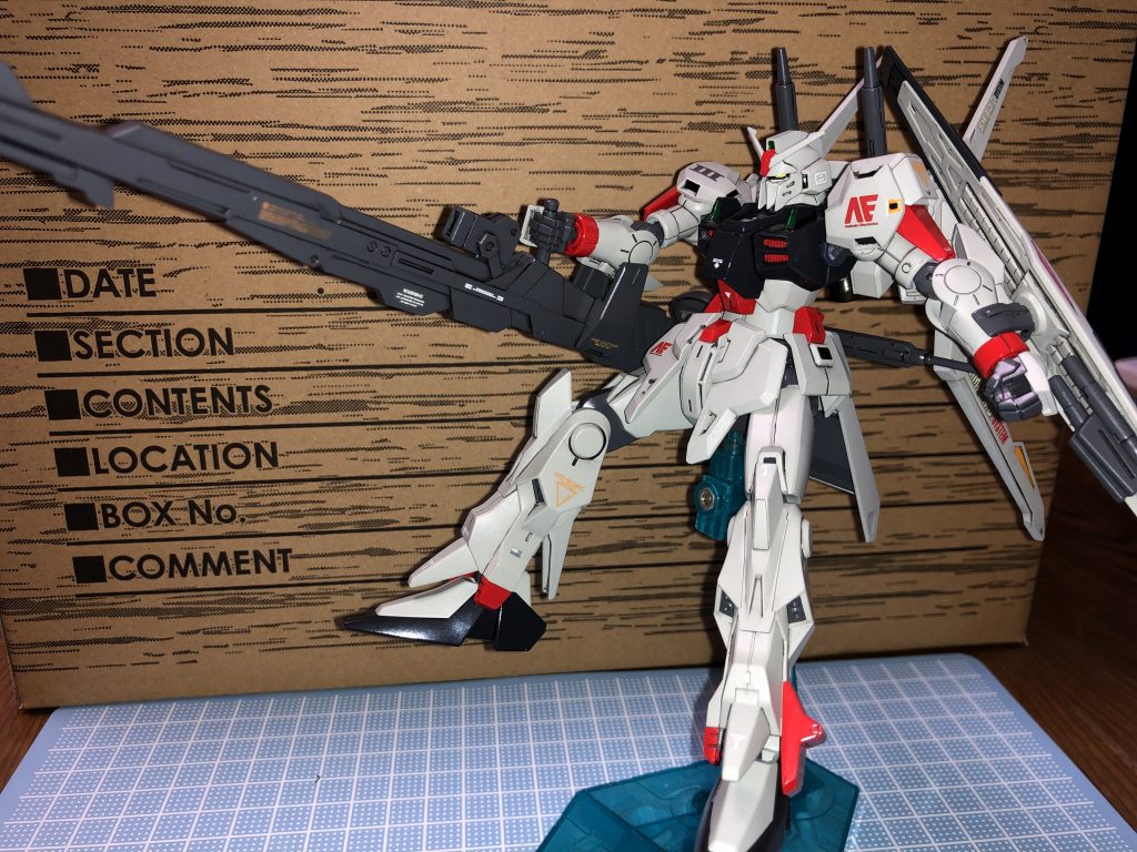 ハイパービームランチャーを構えて。百式が使用していたハイパーメガビームランチャーと同等の破壊力で、尚且つ連射性能を向上させた試作兵器、という設定です。