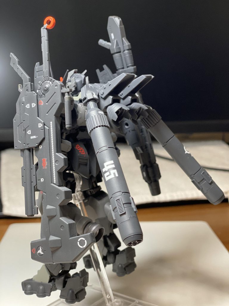 背部のバックパックはカスタムパーツのブースターに変更しプロペラントタンクで全体のバランス調整