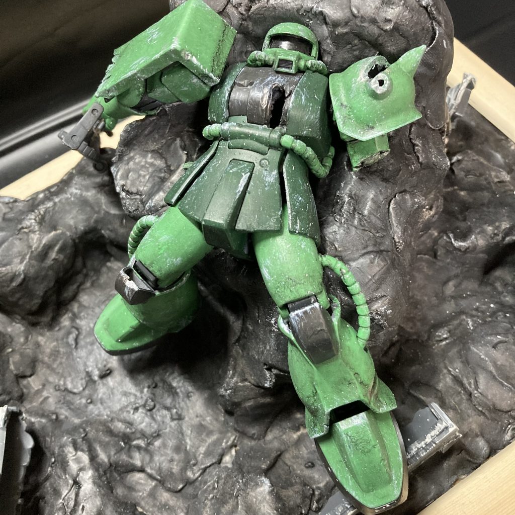 ザクです。僕の代わりに刺されてもらいました。左腕が無い理由ですが、平手が付属せず良いポージングが決められなかったからです。つまりバ○ダイのせいです僕は悪くありません。