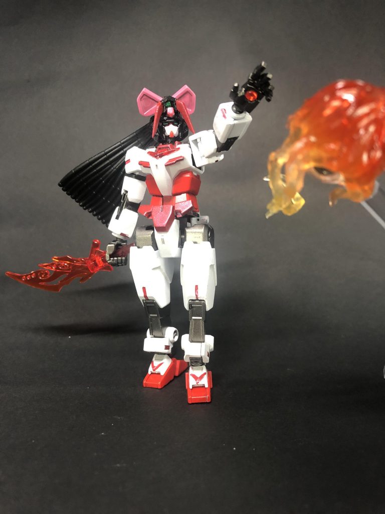 戦闘スタイルは近接戦闘が主体で、銃器などは使用しない。唯一の武装として両手の掌に炎エネルギー放出装置が付いており、この装置が火球を撃ち出すなどの様々な術の基盤となる。得意技は、炎を刀のように形成した「火遁・炎刃の術」。柄部分も炎エネルギーであり、長さを調節して短刀、薙刀と使い分けることも可能。ウラ話②髪は女の命、という言葉もありますが、スタイル以外でたどり着いた女性らしさの象徴が「髪」でした。初期案ではコアガンダム状態でも髪型を色々用意していましたが、アーマーの一部に髪型を組み込んでそれぞれの特徴の一つとしました。ちなみにデフォとなる長髪(ヴァルキランダーから強奪)は一番最後に思いついたものだったりします。しかし忍者要素が(設定を除くと)手裏剣くらいしかなくなっちゃったけどいいのだろうか…?