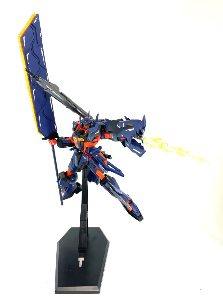 ストライカーパックに付属する肩のドラゴンヘッドは手に持たせてビーム砲として使うことができます。プラ板でスクラッチしました。肩にはネオジム磁石でくっついています。