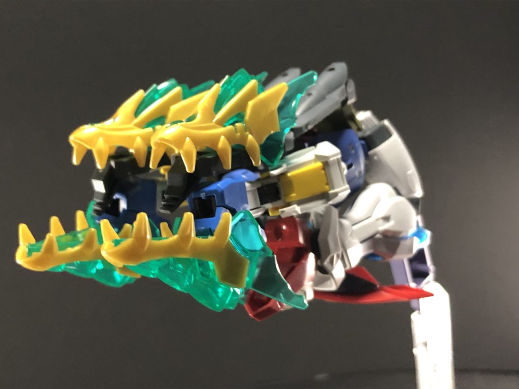 当初の変形形態の案です。上下で竜の頭が合わないのと、腕パーツを差し替える形になるのがどうしても気に入らなくて考えた末、今の姿となりました。