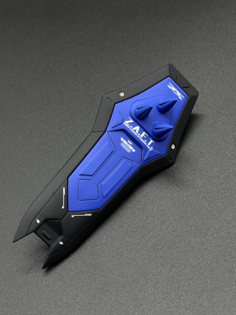 シールドもプラ板貼り付け、モールド追加、メタルパーツでディテールアップ