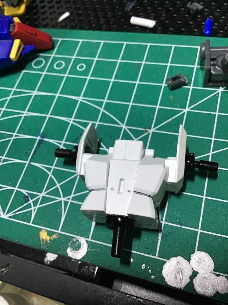 今回のキモと言っていい関節の追加工作。なまじ差し替え変形なお陰で結構楽チンでしたw元のキットの関節を切り落として、穴開けて、関節技のボールジョイントを突っ込む!以上!