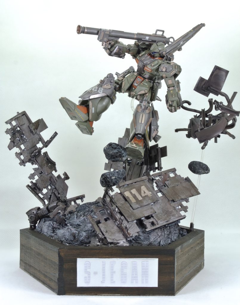 最後にビネット正面から地面:トイレットペーパー岩石:鉢底石デブリ:100均トレー+プラ板台座:100均木箱ネームプレート:ミラーシート+デカール