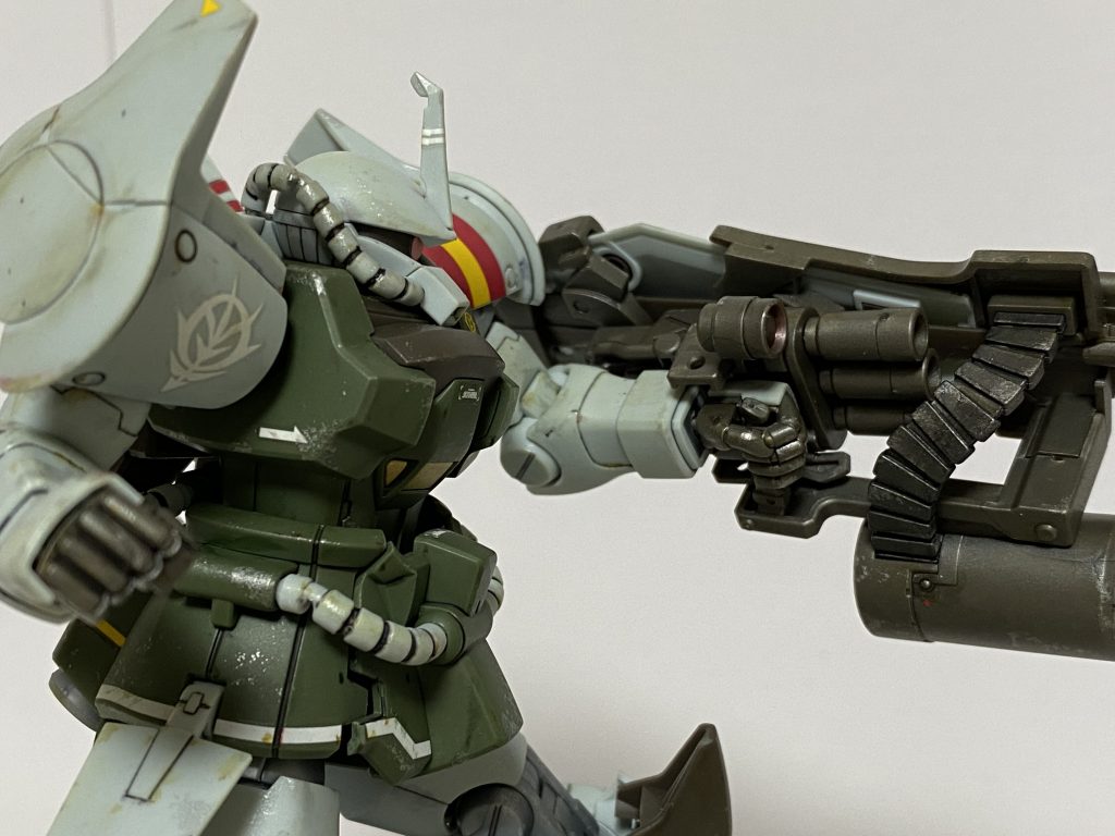 打ちまくるグフフライト最後に一言エアブラシ禁止令を頂いたので臭わない方法で作品作りしました。ゲート処理(怒られない)⇒ガンダムマーカーで一部塗装(怒られない)⇒墨入れ(怒られない)⇒デカール貼り(怒られない)⇒ガンダムマーカの汚しセットで汚し(怒られない)⇒スポンジでシルバー&ブラックをポンポン(怒られない)⇒スプレーで艶消し(怒られた!!)モデラ―仲間達よ!家庭の理解無くとも戦うぞ!!ジークジオン!