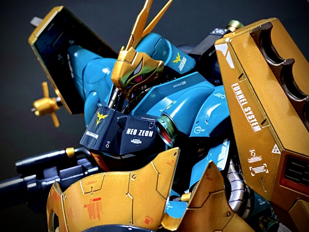 モノアイは蛍光ピンクで光らせました。