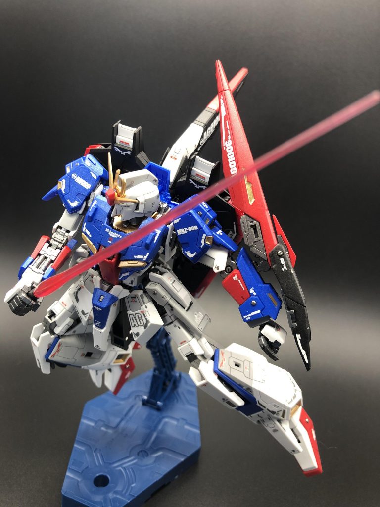 まずはZガンダム単体でのポージング。水性アクリジョンで全塗装して墨入れ、水転写デカール、メタルパーツを少し付けた作品です。
