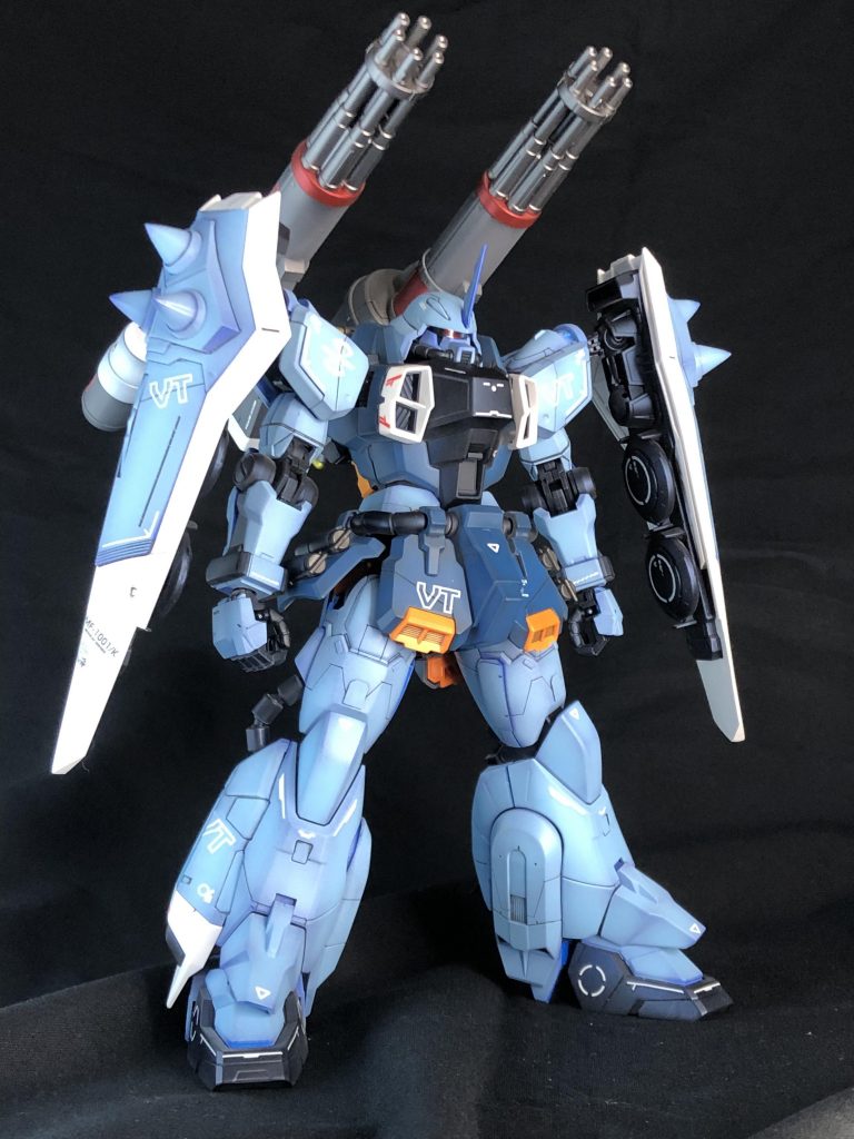 シールドをパテで延長するついでに形状を変え、スパイクの先端は切り飛ばして普通の円錐にすべくプラ棒を接着して削り出し。あとはパーティングライン処理するついでに動力パイプのモールドも全て削り落としちゃった。