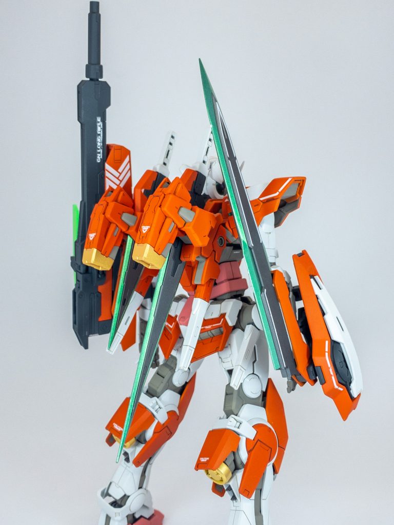 武装は背面に集中させ、ブースターと揃えて斜めに流れるようにしました。