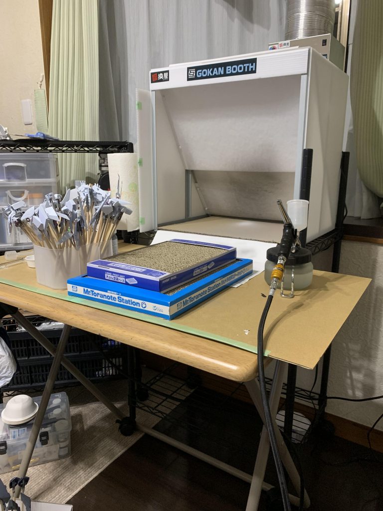 塗装環境はこんな感じ。互換ブースは以前から使用していますが、今回からエアブラシをタミヤのトリガータイプエアブラシ「スプレーワーク」の0.3ミリ口径にしました。これは妻から誕生日プレゼントで頂いたもの。このエアブラシ、カップが分離するので、タミヤ純正の増量カップを付け替えることで一度に大量の塗料を使う時に非常に便利。サフやメイン色を吹くのに非常に効率が良かったです。また、トリガータイプなので長時間使用しても指が疲れないのも利点でしたね。良い贈り物を頂きました。