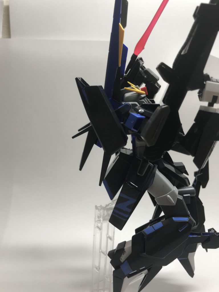 上方の敵を狙っているシーン(妄想)サイドスカートにはZⅡのマーク(思いつき)を塗装してあります。ガンダムイボルブに出てきそうなデザインだと今思いました。　