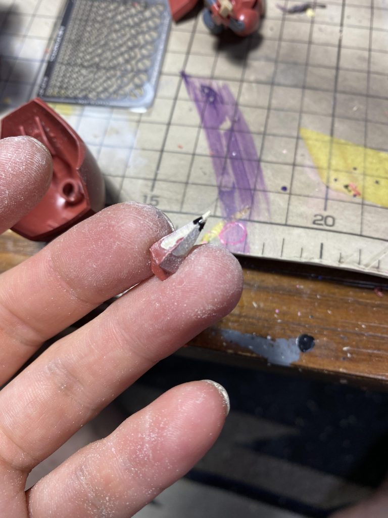 初めてトゲトゲをシャープにすることに挑みました。何回もポロポロとれるしんああああー!ってなりながらやりましたがやった甲斐あって肩パッドは今回で1番お気に入りの部位です。