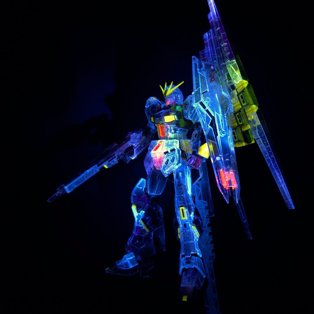 塗装はクリアパーツの裏から蛍光青系をグラデーション、表から白と緑でスパッタリングしました。塗料が透明なので難しいです🥺