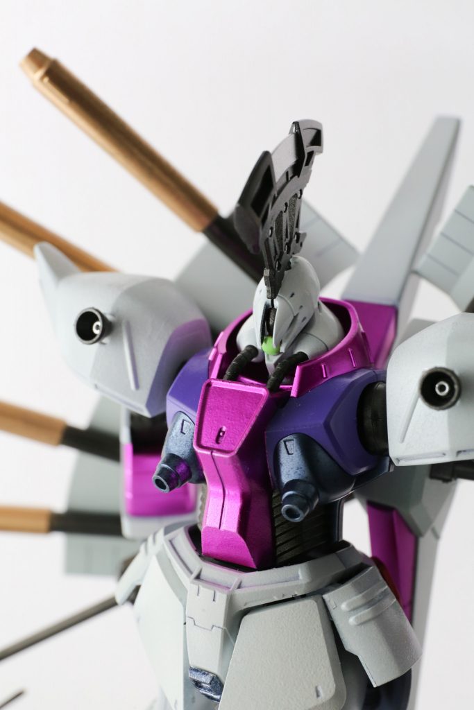 モノアイは市販のを蛍光グリーンで塗りました胸のパイプ穴は適当なノズルパーツをつけて別な構造のようにしてます肩はちょうど合うようなバーニアがあったのでそのままつけました。中央はメッキシルバーで塗ってます。