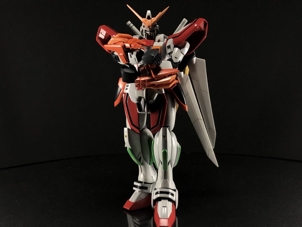 素体になっているのはゴッドガンダム…と言いたいところですが、結構別物と化してます。ミキシングに使ったのは、頭:ゴッド、スターバーニングの中の顔とツノ、トライエイジマグナムの頭部一部パーツ胴体:ゴッドのまま腕:ゴッド、HGCEデスティニー、旧キットのゴッドのパーツ、ビルドナックル丸？（名前間違ってるかもしれません）下半身:ゴッド、スターバーニングの足、ジャスティスナイトバックパック:ゴッド、トライエイジマグナムの剣、ビルドストライクギャラクシーコスモスといったラインナップでミキシングの限りを尽くしました。構想は約一年です、とても長くなりましたが、プロポーションはとても満足しています。改造をする際は、よく行くプラモ屋さんの店長さんにアドバイスをいただき、デスティニーの腕を使いました！お陰でポーズが決まりまくります！！そして股関節はジャスティスナイトを使っているので開脚は半端ないです！