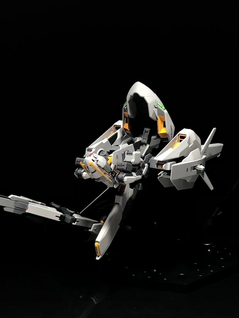 頭部を180度回転させて、胴体ブロックを前方に引き出します。ブースターポットのウイングを収納し180度回転させます。股関節を180度回転さて脚部を水平の位置にし、脚部ウイングを展開します。