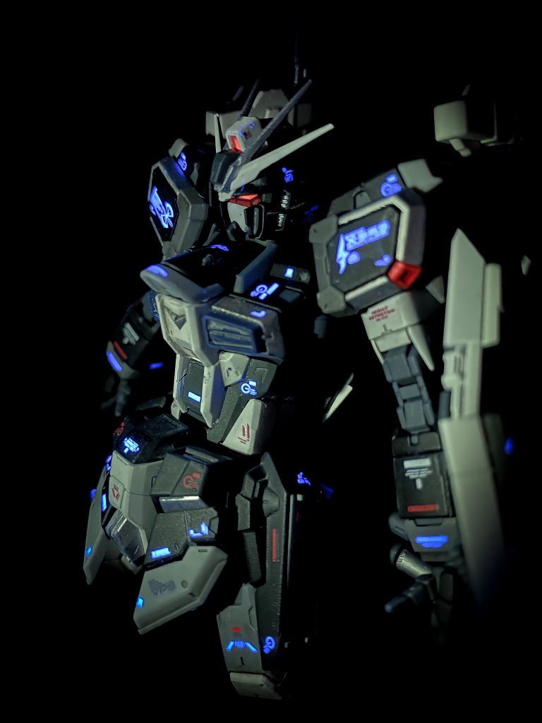 RGってホントパーツ数多いですね。スプレー塗装なのでヒヤヒヤしながら艶消しやってました。かなり粗い部分も目立ちますがこのカラーリングもカッコ良くないですか?🌹