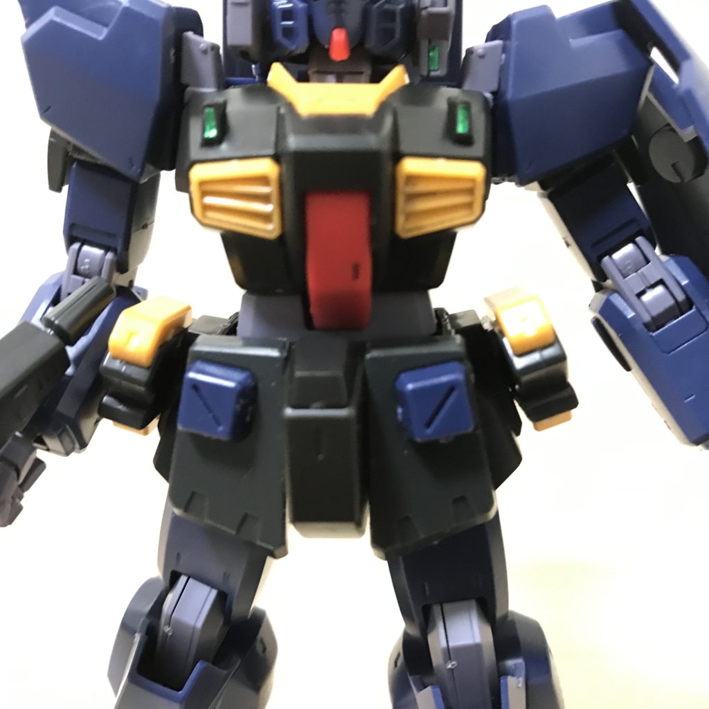 腰部はヘイズル2号機から、ジムクゥエルと同じものを持ってきました。大破時期からして、試作0号機、4号機、1〜3号機の順に改修が進んでいったなら、4号機は0号機に近いのかも、と思ったからです。