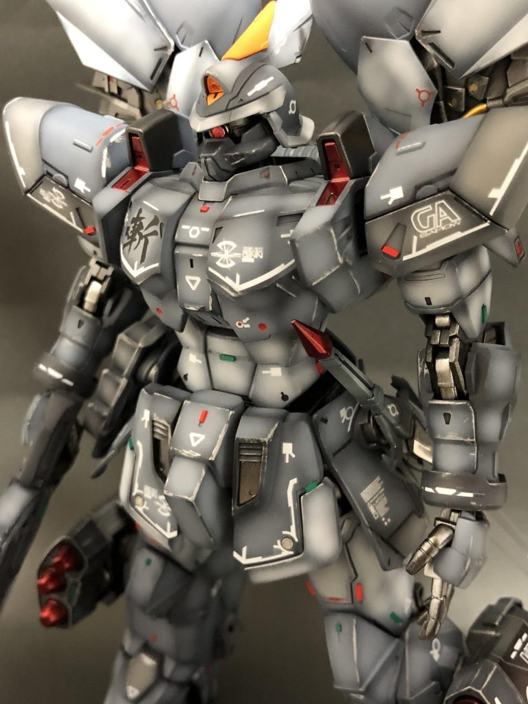 改造や延長工作はしていません🤗変更したのはモノアイをSPプレートとHアイズに変更。トサカと銃のマガジンに合わせ目が出るので合わせ目消しを実施しました。バックパックも合わせ目が出ますが、ここは消すのが難儀なので段落ちモールドで処理しました😅