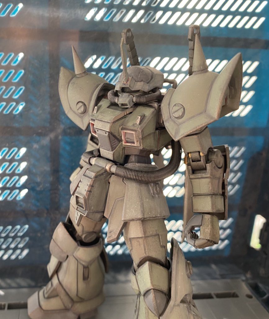 ブレードアンテナはグフカスタムから拝借し、動力パイプをスプリングパイプに、ショルダーアーマーのスパイクはビルドアップパーツに変更してます。