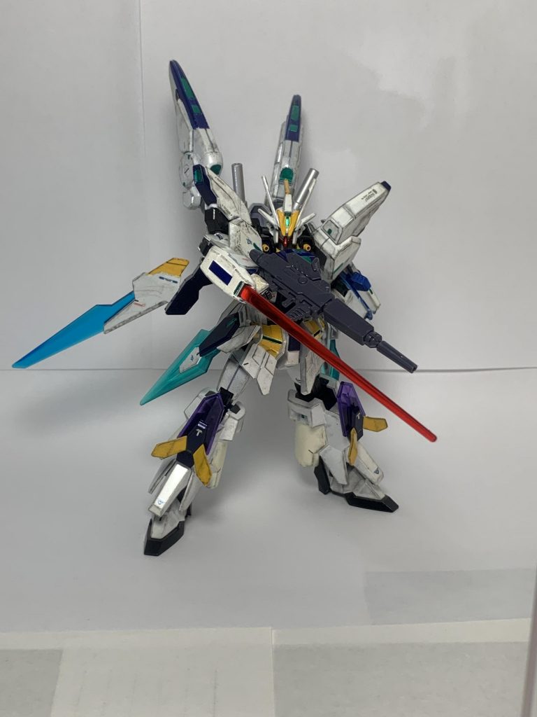 右腕部にAGE FXのビームサーベル発生装置を組み込んだことによって、武器を装備したままビームサーベルを使用可能にしました！