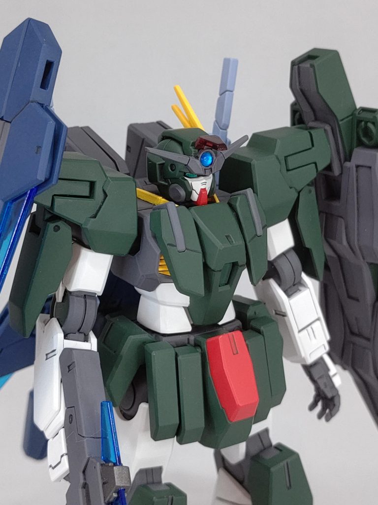 目はメタルグリーンで塗り、額のレンズ部分はくり抜いてから表をクリアブルーと裏をシルバーに塗った市販のクリアパーツを付けています。