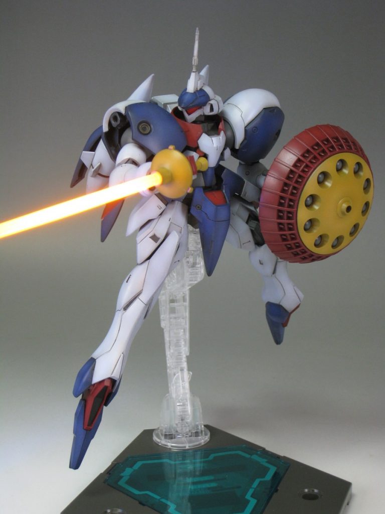 メモリアルアクション！サーベルの刃はMGゲルググから……だったと思います。クローも含めてガイアカラーの蛍光オレンジで塗装、ブラックライトに反応して発光します。