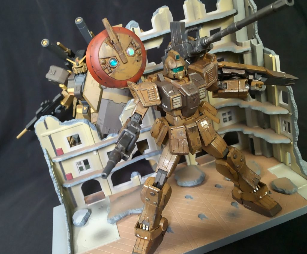 ジオラマで市街戦っぽく過去作マドロックと並ぶと良い感じかと思ったら、汚しの程度が全然合ってなくて違和感(^_^;)