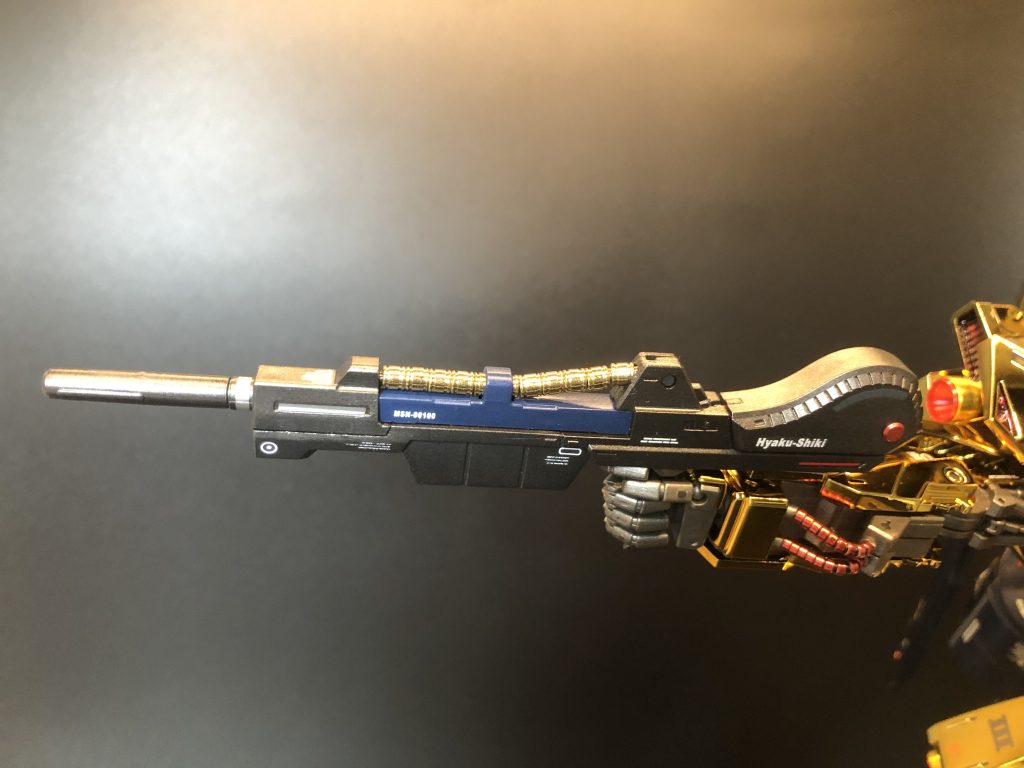 ビームライフルと腕の動力パイプをメタルパーツに改造しました。肩部にもスラスターを追加しています。