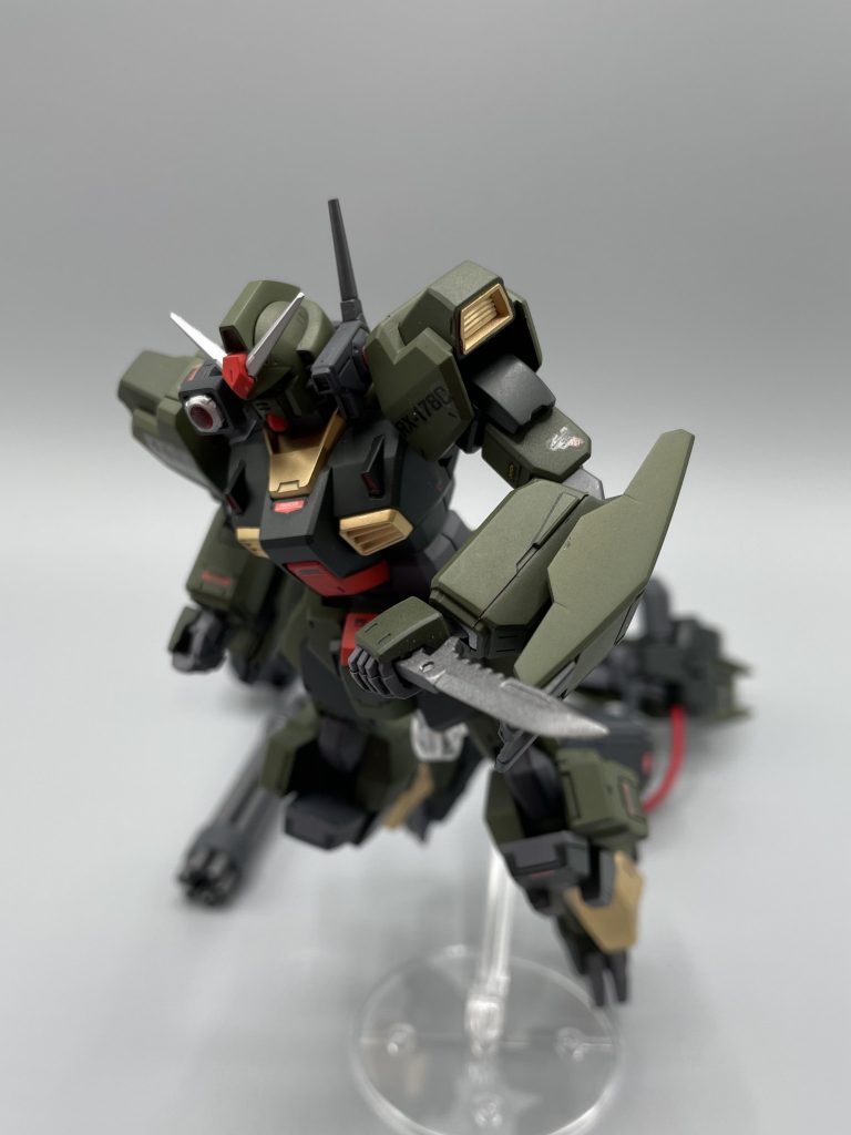 バックパックを取り外して軽装姿に!コンバットナイフで戦います(✽´ཫ`✽)ガンプラ友達にお願いをして鉄血アスタロトのナイフを譲ってもらいました笑ガンメタで塗装しており、ネオジウム磁石を埋め込んで腰部に結着させています!