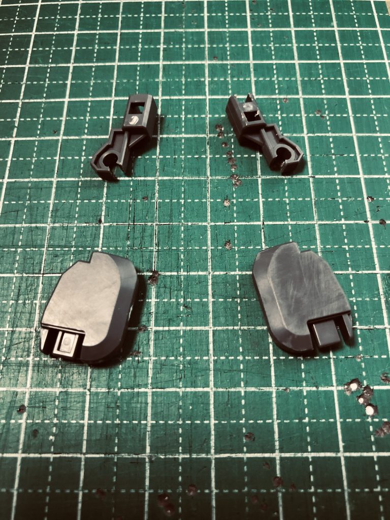 両膝の関節部を、後ハメ出来る様にしました。膝の下部分のパーツを接着したのですが、その前に後ハメ出来る様にパーツをすり合わせて加工しました。ただ、この加工のせいで膝の関節の硬さが少し無くなってしまったので、また改造する予定です。