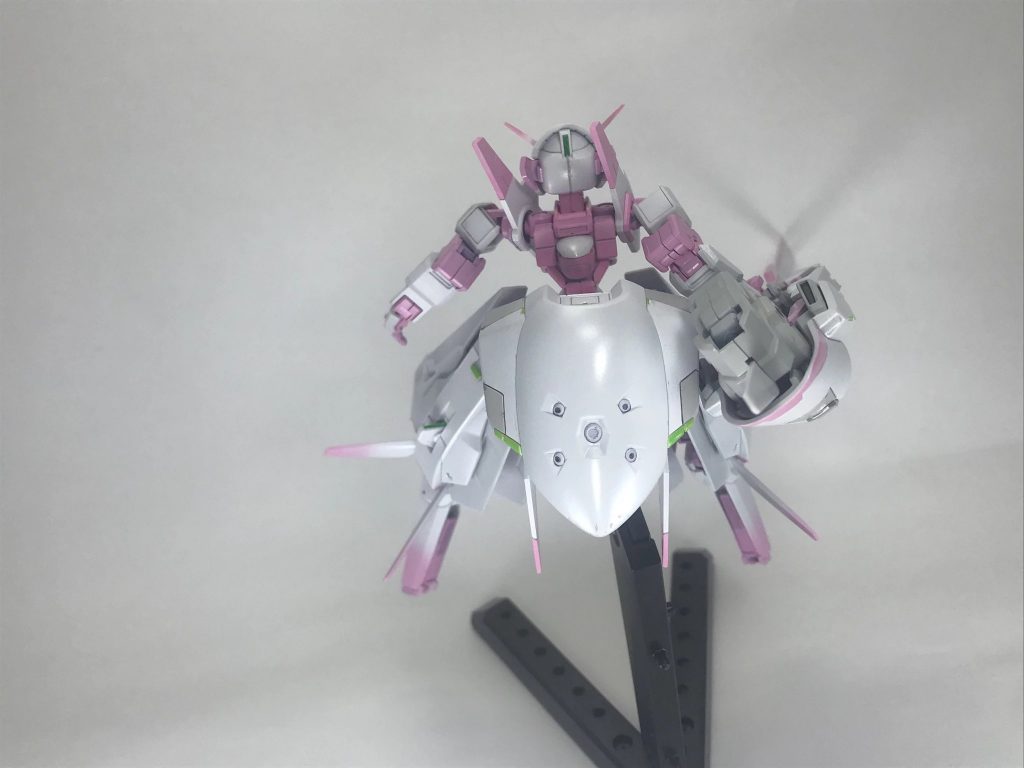 写真では伝わりにくいですが白いパーツはガイアカラーのアルティメットホワイトを吹いた後にクレオスのパールでパール塗装を行っています。武器や背面の塗り分けにはニュートラルグレーⅠを使用しています。後はアンテナ、脚、脚側面の羽はグラデーション塗装を行なっています。