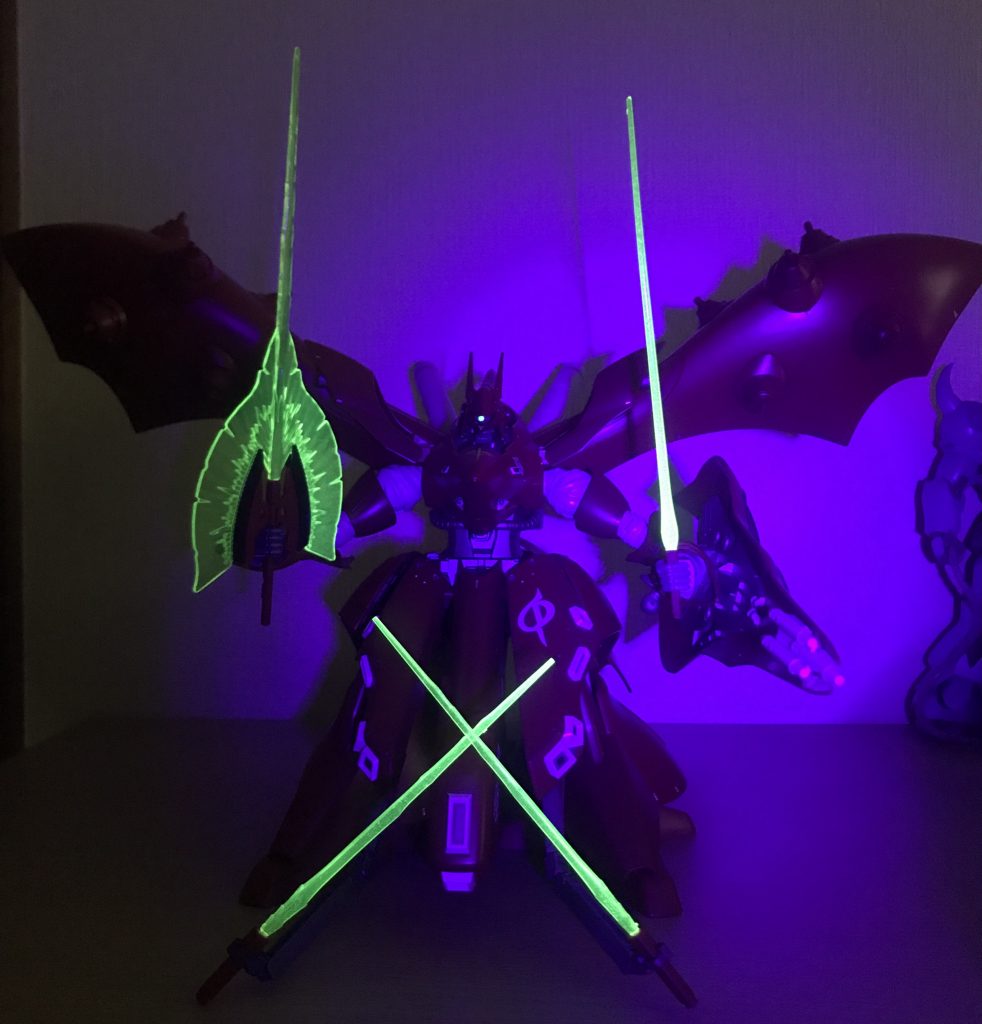 ビームサーベルのクリアパーツはイエローの蛍光、モノアイはグリーンの蛍光カラーで塗装し、ブラックライトあてると光る様にしました。初投稿で技術もまだまだですが、よろしくお願いします。