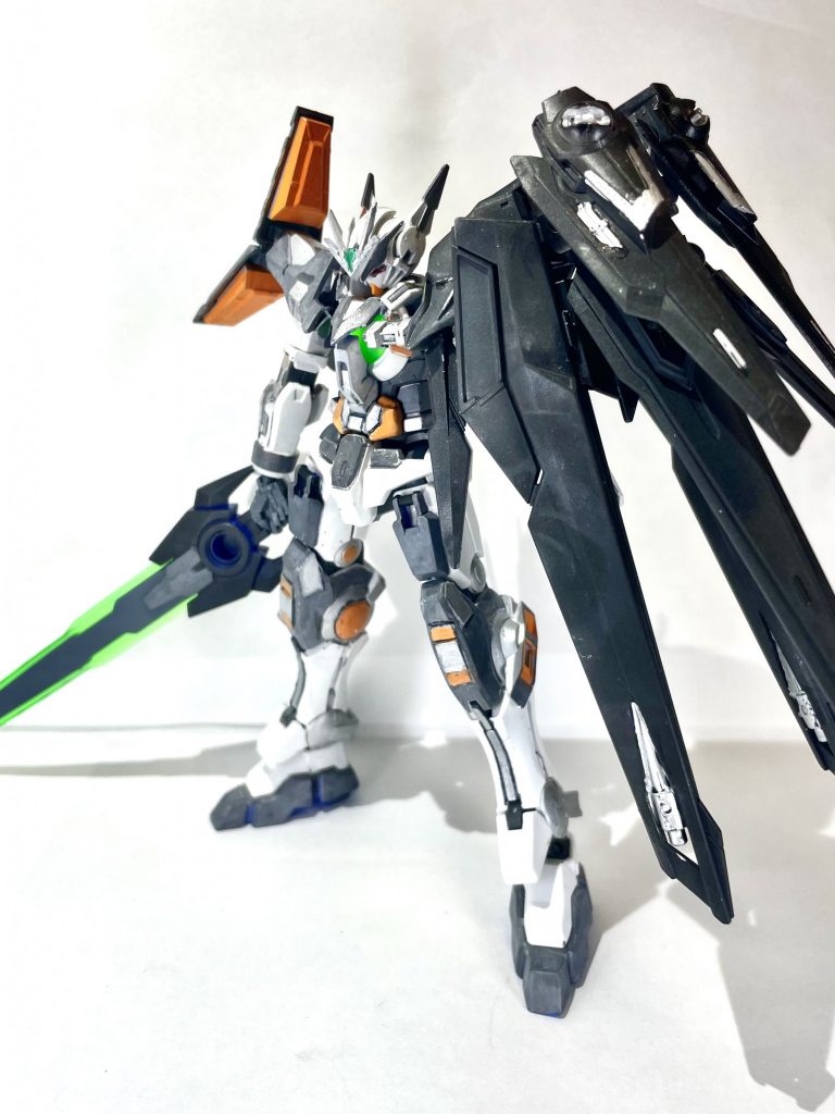 機体名   ガンダムアサルトエクシアガンダムアメイジングエクシアをベースに近〜中距離の戦闘を得意とする機体に仕上げました。個人的に「エクシアといったらリペアでしょ!」という思想があるのでダブルリベイクライフルとジャンクでマントを製作しました。