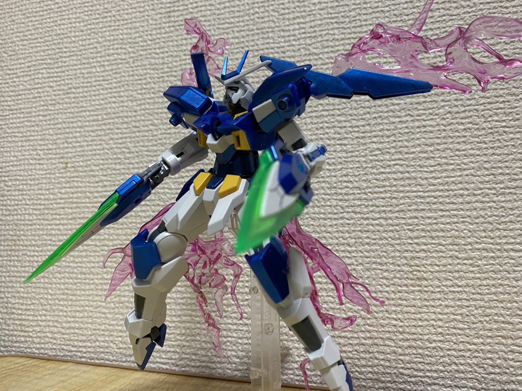 V2カタール実体剣とビームの放出口を増やすのが目的の装備。後者が主目的なので背中に装備したままがメインです。フレイムソードのエフェクトパーツも作りたかったけどまた今度。