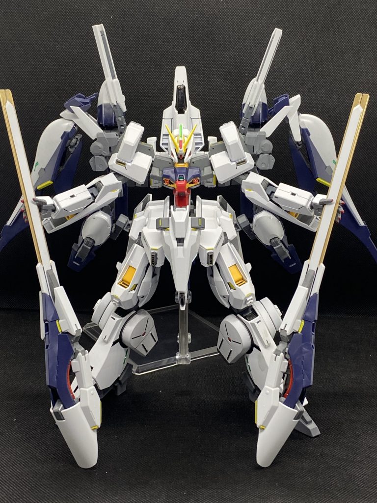 後ろに支えがあるのが見てわかる通り、後方にウェイトが寄っているのとハイゼンスレイⅡの腰と股間の保持がガバガバなのが合わさって自立できません。腰はまだしも股間はもう少しタイトに調整しても良かったかもしれませんね。今後の課題です。