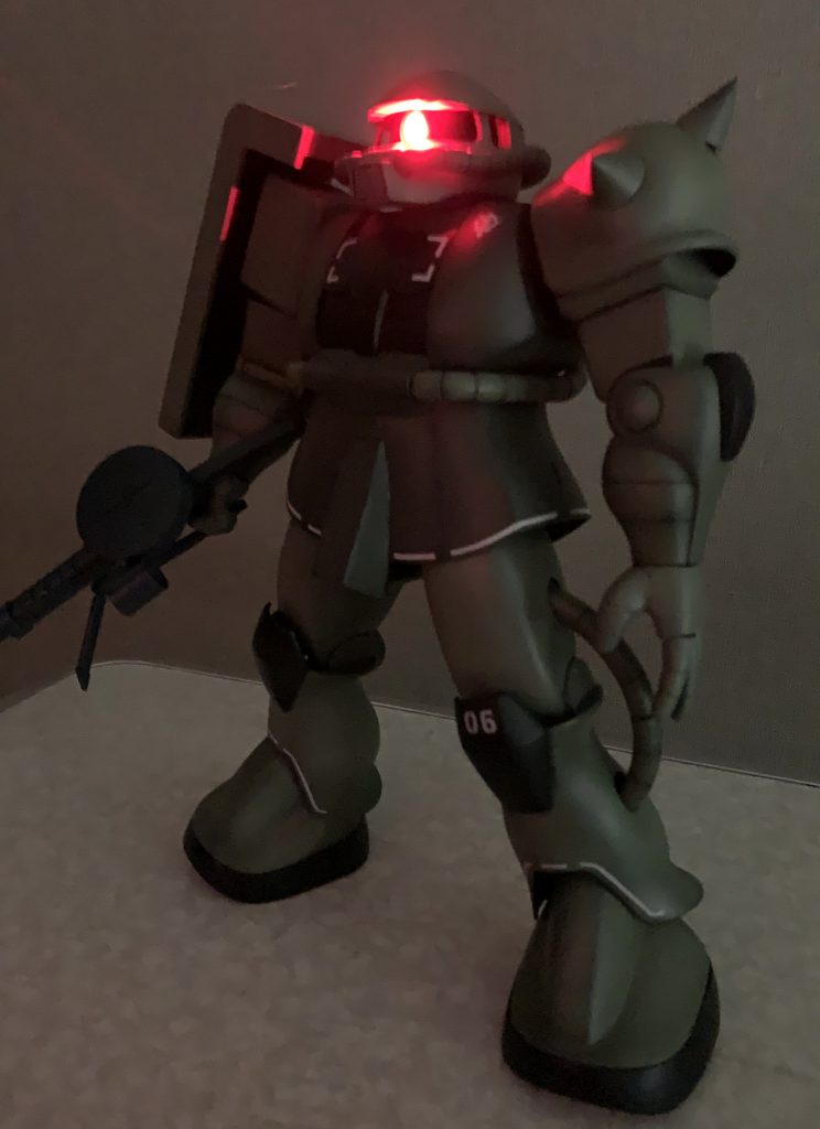 電飾仕込むのも初めてです（元からのギミックですが）ホームセンターでLEDを、買ってきました。元キットは電池入れると光りっぱなしになるので、スイッチ付きの電池ボックスも買って中身丸ごと入れ替えました。