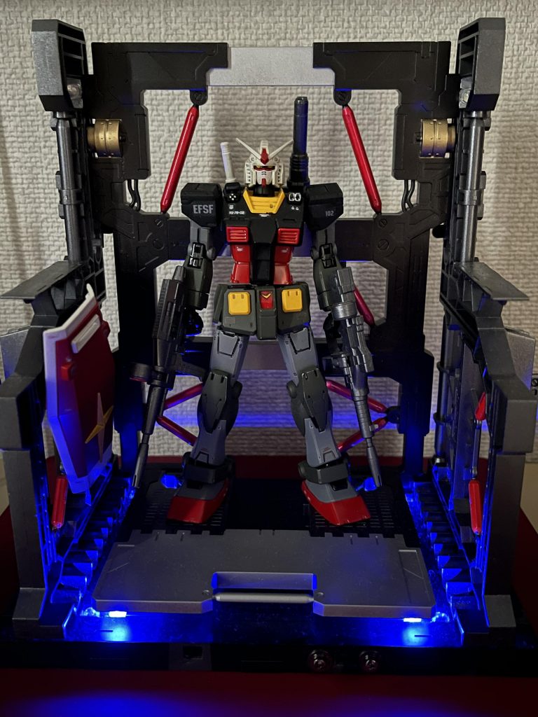 青いLEDも埋め込んであります