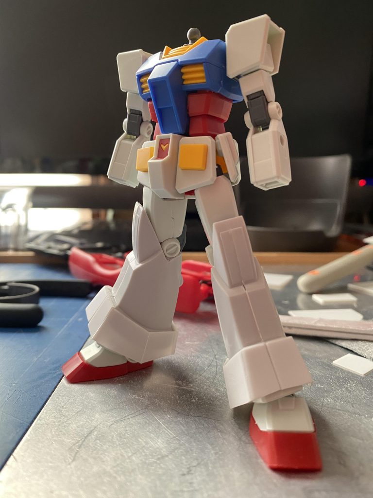 スネ装甲は延長、膝装甲はEGガンダムの腿に密着するようにそれぞれすり合わせ。