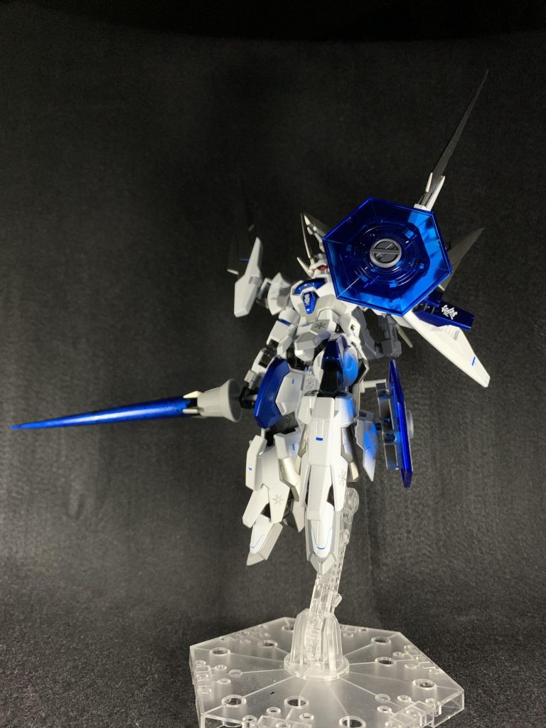 コトブキヤさんのマギアブレードからヘキサマウンターを両手両脚の4箇所どこにでも装備出来るニ対のシールドとして装備。ユニコーンガンダムのシールドからIフィールド発生装置部分を切り出し移植。　対ビーム性能による高い防御力を誇る。“アイスシールド”❗️