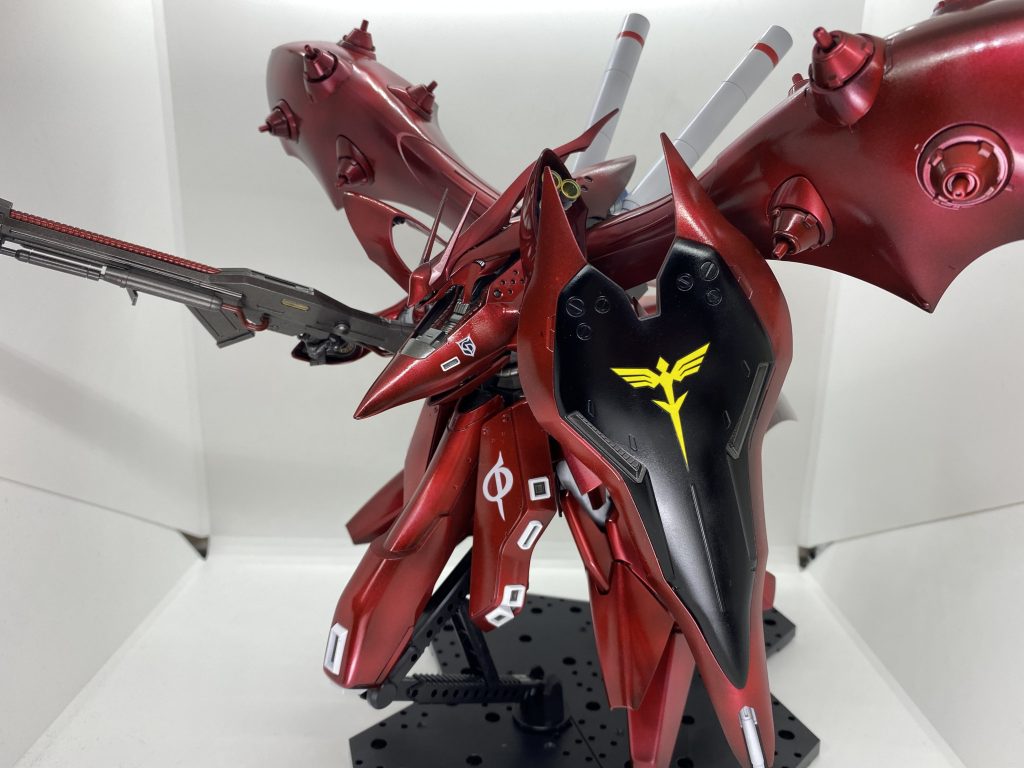全体をキャンディ塗装。サーフェイサーの上にガイアの光沢ブラック、スターブライトジュラルミン、クリアーレッドで仕上げました。今回特に本体はいじってなく、棚の延長とフロントアーマーの軸が長すぎると思ったので1ミリほど詰めたくらいです