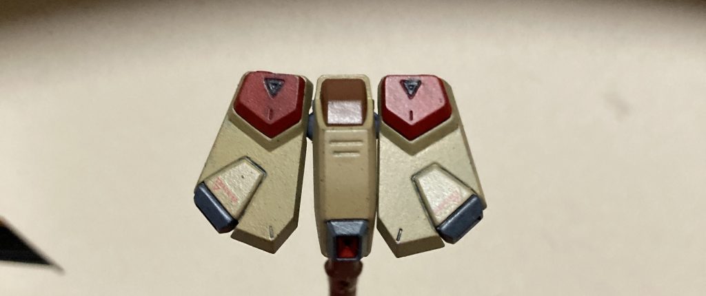 カッターでデカールに穴を開けてマークセッターを塗ったり、一度半光沢吹いてから再度つや消し吹いたりしたらなんとかなりました。