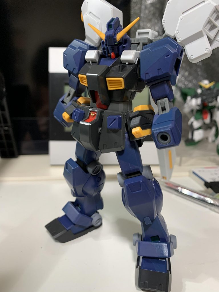 合わせ目の変色は隠せたが、色味が近すぎて見えないのでもうワンレイヤー追加しようと思った瞬間。