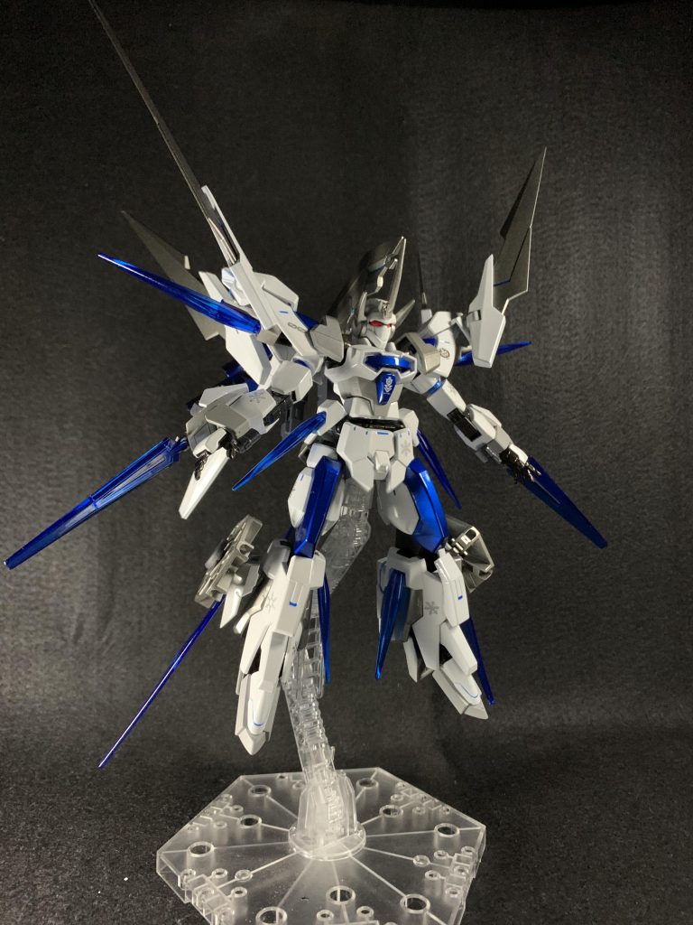 各箇所にガンダムAGE-FXのパーツをミキシングしているので、同機体のクリアパーツを全身に付けてAGE-FXのバースト状態に似たモードになる。ただ、こちらは冷気を発生させて絶対零度状態を表現している。一定時間、触れた物すべてを一瞬にして凍らせて破壊するモード。アブソルテリー・ゼロ....  何だか難しいからシンプルに→  “ゼロ・モード”❗️