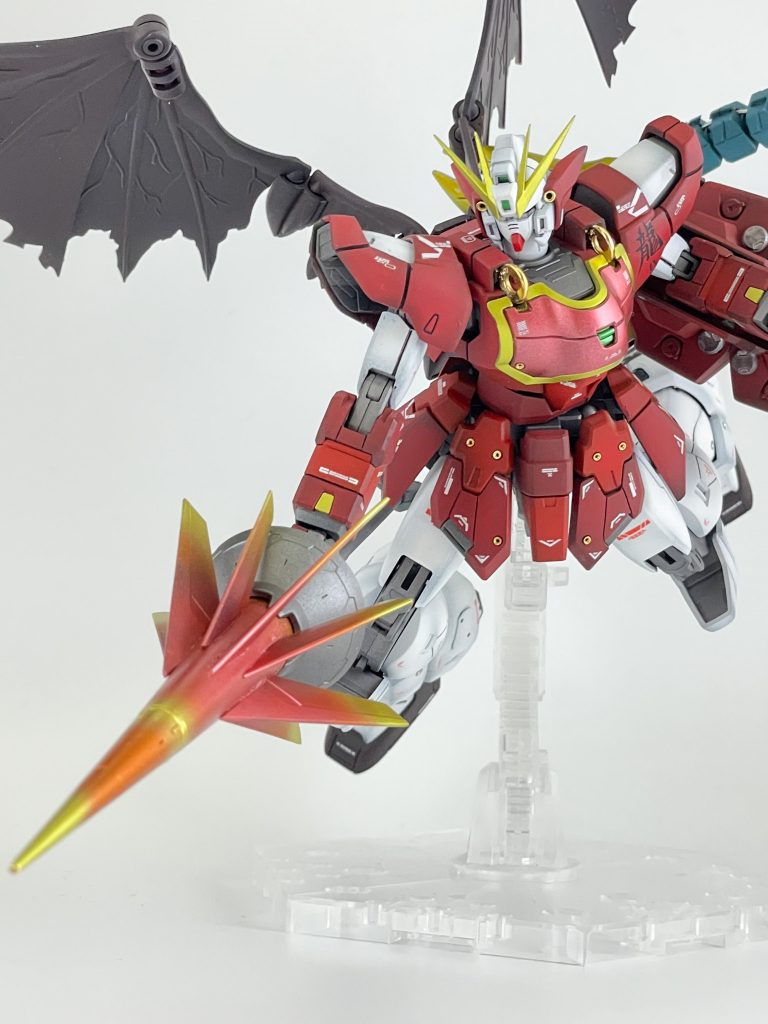 ヒートランスツインビームトライデントにコトブキヤのバトルランスを接続。ドラゴンハングについていた小羽を接着してボリュームアップ。
